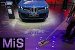 10.09.2025, Messe Mnchen IAA Mobility 2025 in Mnchen im Messegelnde Riem.  Am Stand von BMW steht eine aktelle Neuentwicklung, der iX3 in Blau, das Fahrzeug darf nicht besichtigt werden und ist strengstens abgeschirmt. Nur die Reinigungskraft darf den Boden blitzblank wienern.