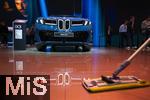 10.09.2025, Messe Mnchen IAA Mobility 2025 in Mnchen im Messegelnde Riem.  Am Stand von BMW steht eine aktelle Neuentwicklung, der iX3 in Blau, das Fahrzeug darf nicht besichtigt werden und ist strengstens abgeschirmt. Nur die Reinigungskraft darf den Boden blitzblank wienern.