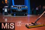 10.09.2025, Messe Mnchen IAA Mobility 2025 in Mnchen im Messegelnde Riem.  Am Stand von BMW steht eine aktelle Neuentwicklung, der iX3 in Blau, das Fahrzeug darf nicht besichtigt werden und ist strengstens abgeschirmt. Nur die Reinigungskraft darf den Boden blitzblank wienern.