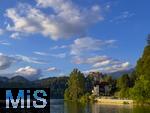 03.09.2025, Bled, Slowenien, Der Bleder See, auch Veldeser See oder Felder See, slowenisch Blejsko jezero, ist ein See in der slowenischen Region Oberkrain (Gorenjska) beim Kurort Bled. Hoch oben auf einem steil aufragenden Felsen am Nordufer thront die Burg von Bled (Blejski grad) ber dem See. 