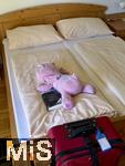 03.09.2025, Bled, Slowenien, Ein weiblicher Teenager hat in einem Hotel eingecheckt und sein Kuscheltier auf dem Bett plaziert.