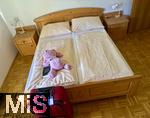 03.09.2025, Bled, Slowenien, Ein weiblicher Teenager hat in einem Hotel eingecheckt und sein Kuscheltier auf dem Bett plaziert.