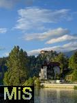 03.09.2025, Bled, Slowenien, Der Bleder See, auch Veldeser See oder Felder See, slowenisch Blejsko jezero, ist ein See in der slowenischen Region Oberkrain (Gorenjska) beim Kurort Bled. Hoch oben auf einem steil aufragenden Felsen am Nordufer thront die Burg von Bled (Blejski grad) ber dem See. 