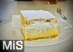 03.09.2025, Bled, Slowenien, Cafe und Konditorei am Bleder See, auf dem Teller die ikonische Bleder Cremeschnitte ? eine Mischung aus reichhaltiger Eierpuddingcreme und Schlagsahne zwischen zwei Schichten Butter-Bltterteig. Eine ber das Land hinaus bekannte gastronomische Spezialitt der slowenischen Stadt Bled. 