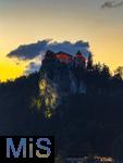03.09.2025, Bled, Slowenien, Der Bleder See, auch Veldeser See oder Felder See, slowenisch Blejsko jezero, ist ein See in der slowenischen Region Oberkrain (Gorenjska) beim Kurort Bled. Hoch oben auf einem steil aufragenden Felsen am Nordufer thront die Burg von Bled (Blejski grad) ber dem See.  