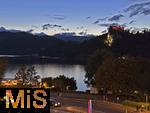 03.09.2025, Bled, Slowenien, Der Bleder See, auch Veldeser See oder Felder See, slowenisch Blejsko jezero, ist ein See in der slowenischen Region Oberkrain (Gorenjska) beim Kurort Bled. Hoch oben auf einem steil aufragenden Felsen am Nordufer thront die Burg von Bled (Blejski grad) ber dem See.  