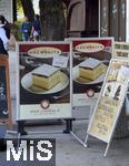 03.09.2025, Bled, Slowenien, Cafe und Konditorei am Bleder See, Werbetafeln fr die ikonische Bleder Cremeschnitte ? eine Mischung aus reichhaltiger Eierpuddingcreme und Schlagsahne zwischen zwei Schichten Butter-Bltterteig. Eine ber das Land hinaus bekannte gastronomische Spezialitt der slowenischen Stadt Bled. 