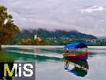 03.09.2025, Bled, Slowenien, Der Bleder See, auch Veldeser See oder Felder See, slowenisch Blejsko jezero, ist ein See in der slowenischen Region Oberkrain (Gorenjska) beim Kurort Bled. Ruderboote bringen Touristen auf die Insel Blejski Otok mit einer bekannten Marienkirche ber den See.