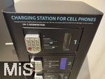 03.09.2025, Bled, Slowenien, Cafe und Konditorei am Bleder See, hier gibt es eine Ladestation fr Handys, bei der man gegen Gebhr sein Handy laden kann. Mit UV-C Desinfektion.