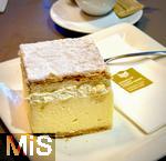 03.09.2025, Bled, Slowenien, Cafe und Konditorei am Bleder See, auf dem Teller die ikonische Bleder Cremeschnitte ? eine Mischung aus reichhaltiger Eierpuddingcreme und Schlagsahne zwischen zwei Schichten Butter-Bltterteig. Eine ber das Land hinaus bekannte gastronomische Spezialitt der slowenischen Stadt Bled.  