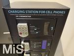 03.09.2025, Bled, Slowenien, Cafe und Konditorei am Bleder See, hier gibt es eine Ladestation fr Handys, bei der man gegen Gebhr sein Handy laden kann. Mit UV-C Desinfektion.