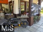 03.09.2025, Kranjska Gora, Slowenien, an einer Strassenkneipe steht ein Motorrad als Bar. passend zu dem in der Zeit stattfindenden Harley-Davidson-Treffen im nahen Villach.