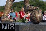 13.09.2025, Fussball Bundesliga 2025/2026, 3.Spieltag, FC Bayern Mnchen - Hamburger SV in der Allianz-Arena Mnchen,  Vor dem Spiel auf der Esplanade vor dem Stadion, Die neue Statue zu Ehren von Vereinsikone Franz Beckenbauer ist der Mittelpunkt des Interesses der ankommenden Fans, am Fuss liegen weisse Rosen.


