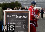 13.09.2025, Fussball Bundesliga 2025/2026, 3.Spieltag, FC Bayern Mnchen - Hamburger SV in der Allianz-Arena Mnchen,  Vor dem Spiel auf der Esplanade vor dem Stadion, an einem Imbiss kann man seinen Leberks-Semmel aufpimpen lassen.


