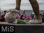 13.09.2025, Fussball Bundesliga 2025/2026, 3.Spieltag, FC Bayern Mnchen - Hamburger SV in der Allianz-Arena Mnchen,  Vor dem Spiel auf der Esplanade vor dem Stadion, Die neue Statue zu Ehren von Vereinsikone Franz Beckenbauer ist der Mittelpunkt des Interesses der ankommenden Fans, am Fuss liegen weisse Rosen.


