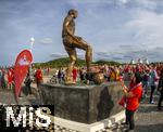13.09.2025, Fussball Bundesliga 2025/2026, 3.Spieltag, FC Bayern Mnchen - Hamburger SV in der Allianz-Arena Mnchen,  Vor dem Spiel auf der Esplanade vor dem Stadion, Die neue Statue zu Ehren von Vereinsikone Franz Beckenbauer ist der Mittelpunkt des Interesses der ankommenden Fans 


