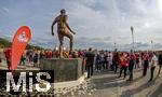 13.09.2025, Fussball Bundesliga 2025/2026, 3.Spieltag, FC Bayern Mnchen - Hamburger SV in der Allianz-Arena Mnchen,  Vor dem Spiel auf der Esplanade vor dem Stadion, Die neue Statue zu Ehren von Vereinsikone Franz Beckenbauer ist der Mittelpunkt des Interesses der ankommenden Fans 


