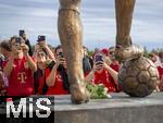 13.09.2025, Fussball Bundesliga 2025/2026, 3.Spieltag, FC Bayern Mnchen - Hamburger SV in der Allianz-Arena Mnchen,  Vor dem Spiel auf der Esplanade vor dem Stadion, Die neue Statue zu Ehren von Vereinsikone Franz Beckenbauer ist der Mittelpunkt des Interesses der ankommenden Fans, es werden Fotos geknipst was das Zeug hlt.



