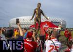 13.09.2025, Fussball Bundesliga 2025/2026, 3.Spieltag, FC Bayern Mnchen - Hamburger SV in der Allianz-Arena Mnchen,  Vor dem Spiel auf der Esplanade vor dem Stadion, Die neue Statue zu Ehren von Vereinsikone Franz Beckenbauer ist der Mittelpunkt des Interesses der ankommenden Fans 



