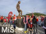 13.09.2025, Fussball Bundesliga 2025/2026, 3.Spieltag, FC Bayern Mnchen - Hamburger SV in der Allianz-Arena Mnchen,  Vor dem Spiel auf der Esplanade vor dem Stadion, Die neue Statue zu Ehren von Vereinsikone Franz Beckenbauer ist der Mittelpunkt des Interesses der ankommenden Fans 


