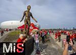 13.09.2025, Fussball Bundesliga 2025/2026, 3.Spieltag, FC Bayern Mnchen - Hamburger SV in der Allianz-Arena Mnchen,  Vor dem Spiel auf der Esplanade vor dem Stadion, Die neue Statue zu Ehren von Vereinsikone Franz Beckenbauer ist der Mittelpunkt des Interesses der ankommenden Fans 


