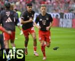 13.09.2025, Fussball Bundesliga 2025/2026, 3.Spieltag, FC Bayern Mnchen - Hamburger SV in der Allianz-Arena Mnchen,  Taube frisst 


