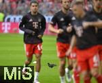13.09.2025, Fussball Bundesliga 2025/2026, 3.Spieltag, FC Bayern Mnchen - Hamburger SV in der Allianz-Arena Mnchen,  Taube frisst 


