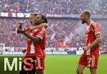 13.09.2025, Fussball Bundesliga 2025/2026, 3.Spieltag, FC Bayern Mnchen - Hamburger SV in der Allianz-Arena Mnchen,  v.l. Serge Gnabry (FC Bayern Mnchen), Joshua Kimmich (FC Bayern Mnchen) und Konrad Laimer (FC Bayern Mnchen) jubeln.


