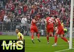 13.09.2025, Fussball Bundesliga 2025/2026, 3.Spieltag, FC Bayern Mnchen - Hamburger SV in der Allianz-Arena Mnchen,  Nach dem 2:0 ist Torwart Daniel Heuer Fernandes (Hamburger SV) am Boden v.l. Serge Gnabry (FC Bayern Mnchen), Aleksandar Pavlovic (Bayern Mnchen)  und Luis Diaz (FC Bayern Mnchen) 



