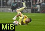 13.09.2025, Fussball Bundesliga 2025/2026, 3.Spieltag, FC Bayern Mnchen - Hamburger SV in der Allianz-Arena Mnchen,  Torwart Daniel Heuer Fernandes (Hamburger SV) hechtet dem Ball hinetrher


