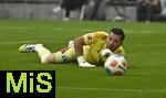 13.09.2025, Fussball Bundesliga 2025/2026, 3.Spieltag, FC Bayern Mnchen - Hamburger SV in der Allianz-Arena Mnchen,  Torwart Daniel Heuer Fernandes (Hamburger SV) hechtet dem Ball hinetrher


