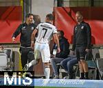 14.09.2025, Fussball 3. Liga 2025/2026, 5.Spieltag, TSV 1860 Mnchen - TSV Havelse, im Stadion an der Grnwalder Strasse Mnchen, Florian Niederlechner (TSV 1860 Mnchen) geht aus dem Spiel. Trainer Patrick Glckner (li, TSV 1860 Mnchen) 


