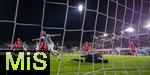 14.09.2025, Fussball 3. Liga 2025/2026, 5.Spieltag, TSV 1860 Mnchen - TSV Havelse, im Stadion an der Grnwalder Strasse Mnchen, Torschuss zum Siegtreffer 3:2 von Patrick Hobsch (li, TSV 1860 Mnchen) in der Nachspielzeit. Torwart Tom Opitz (TSV Havelse) geschlagen am Boden.

