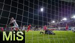 14.09.2025, Fussball 3. Liga 2025/2026, 5.Spieltag, TSV 1860 Mnchen - TSV Havelse, im Stadion an der Grnwalder Strasse Mnchen, Torschuss zum Siegtreffer 3:2 von Patrick Hobsch (li, TSV 1860 Mnchen) in der Nachspielzeit. Torwart Tom Opitz (TSV Havelse) geschlagen am Boden.

