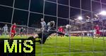 14.09.2025, Fussball 3. Liga 2025/2026, 5.Spieltag, TSV 1860 Mnchen - TSV Havelse, im Stadion an der Grnwalder Strasse Mnchen, Torschuss zum Siegtreffer 3:2 von Patrick Hobsch (li, TSV 1860 Mnchen) in der Nachspielzeit. Torwart Tom Opitz (TSV Havelse) geschlagen 

