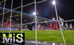 14.09.2025, Fussball 3. Liga 2025/2026, 5.Spieltag, TSV 1860 Mnchen - TSV Havelse, im Stadion an der Grnwalder Strasse Mnchen, Torschuss zum Siegtreffer 3:2 von Patrick Hobsch (re, TSV 1860 Mnchen) in der Nachspielzeit. Torwart Tom Opitz (TSV Havelse) geschlagen 

