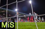14.09.2025, Fussball 3. Liga 2025/2026, 5.Spieltag, TSV 1860 Mnchen - TSV Havelse, im Stadion an der Grnwalder Strasse Mnchen, Torschuss zum Siegtreffer 3:2 von Patrick Hobsch (re, TSV 1860 Mnchen) in der Nachspielzeit. Torwart Tom Opitz (TSV Havelse) geschlagen 

