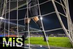 14.09.2025, Fussball 3. Liga 2025/2026, 5.Spieltag, TSV 1860 Mnchen - TSV Havelse, im Stadion an der Grnwalder Strasse Mnchen, Linienrichter inspiziert vor dem Spiel nochmal die ordnunsgemsse Ausstattung des Tores und der Netze.