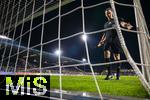 14.09.2025, Fussball 3. Liga 2025/2026, 5.Spieltag, TSV 1860 Mnchen - TSV Havelse, im Stadion an der Grnwalder Strasse Mnchen, Linienrichter inspiziert vor dem Spiel nochmal die ordnunsgemsse Ausstattung des Tores und der Netze.