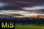 14.09.2025, Fussball 3. Liga 2025/2026, 5.Spieltag, TSV 1860 Mnchen - TSV Havelse, im Stadion an der Grnwalder Strasse Mnchen, Die Abenddmmerung bricht ber dem Stadion herein.