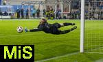 14.09.2025, Fussball 3. Liga 2025/2026, 5.Spieltag, TSV 1860 Mnchen - TSV Havelse, im Stadion an der Grnwalder Strasse Mnchen, Torwart Tom Opitz (TSV Havelse) hechtet zum Ball 
