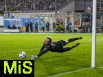 14.09.2025, Fussball 3. Liga 2025/2026, 5.Spieltag, TSV 1860 Mnchen - TSV Havelse, im Stadion an der Grnwalder Strasse Mnchen, Torwart Tom Opitz (TSV Havelse) hechtet zum Ball 