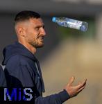 14.09.2025, Fussball 3. Liga 2025/2026, 5.Spieltag, TSV 1860 Mnchen - TSV Havelse, im Stadion an der Grnwalder Strasse Mnchen, Patrick Hobsch (TSV 1860 Mnchen) jongliert vor dem Spiel mit einer Wasserflasche.