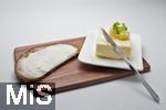 05.09.2025, Milch und Milchprodukte im Detail, Butter steht auf einem Teller bereit. Es wird ein Butterbrot geschmiert. Butterpreise im Wandel. 