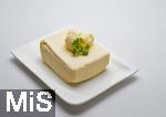 05.09.2025, Butterpreise im Wandel. Butter steht auf einem Teller bereit.