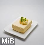 05.09.2025, Butterpreise im Wandel. Butter steht auf einem Teller bereit.
