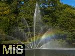 17.09.2025, Kurpark in Bad Wrishofen (Unterallgu),  Der Brunnen im Jakobsweiher ist wieder in Betrieb, an diesem Nachmittag bricht sich die Sonne in der Gischt der Fontne zu einem Farbenspiel eines bunten Regenbogens.