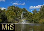 17.09.2025, Kurpark in Bad Wrishofen (Unterallgu),  Der Brunnen im Jakobsweiher ist wieder in Betrieb, an diesem Nachmittag bricht sich die Sonne in der Gischt der Fontne zu einem Farbenspiel eines bunten Regenbogens.