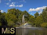 17.09.2025, Kurpark in Bad Wrishofen (Unterallgu),  Der Brunnen im Jakobsweiher ist wieder in Betrieb, an diesem Nachmittag bricht sich die Sonne in der Gischt der Fontne zu einem Farbenspiel eines bunten Regenbogens.