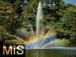 17.09.2025, Kurpark in Bad Wrishofen (Unterallgu),  Der Brunnen im Jakobsweiher ist wieder in Betrieb, an diesem Nachmittag bricht sich die Sonne in der Gischt der Fontne zu einem Farbenspiel eines bunten Regenbogens.